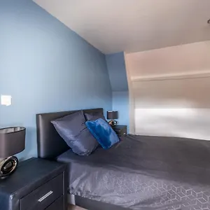 https://spacieux-chic-confort-parcs-et-thermes.hotels-rhonealpes.com